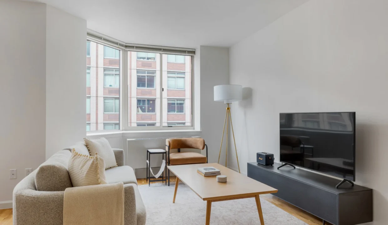 Sunny UES Studio nr Central Park 1