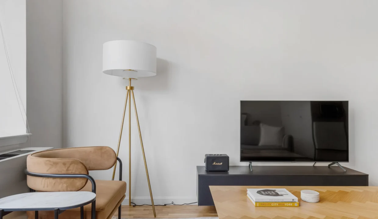 Sunny UES Studio nr Central Park 2