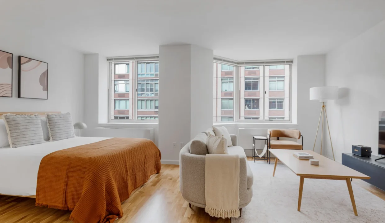 Sunny UES Studio nr Central Park 6