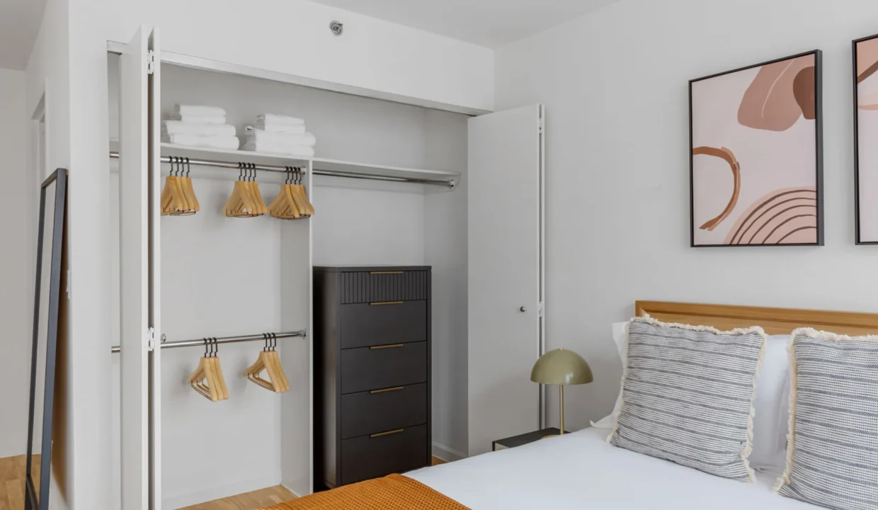 Sunny UES Studio nr Central Park 7