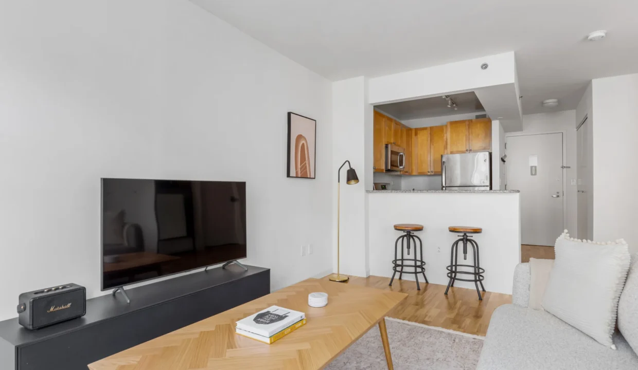 Sunny UES Studio nr Central Park 8